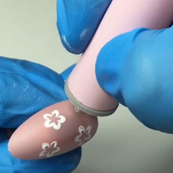 ПЕНКАЛА СО КАЛАПИ ЗА МАНИКИР